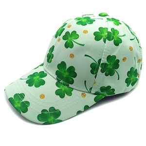 Detail der St. Patrick's Day Kappe mit grünen Kleeblättern und goldglänzenden Punkten