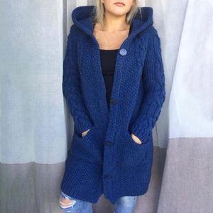 Dettaglio del cardigan blu scuro a trecce con cappuccio e bottoni grandi