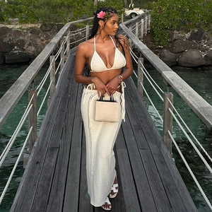 Completo mare sexy in maglia beige con top a incrocio e gonna lunga con coulisse