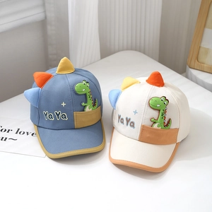 Detail von Baby-Baseballmützen mit 3D-Dinosaurierflossen und Ya Ya Stickerei in Blau-Weiß