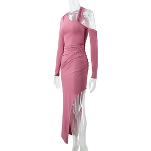Dettaglio dell'abito rosa monospalla a maniche lunghe con arricciatura e spacco laterale