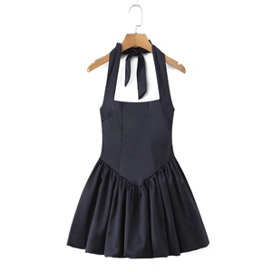 Détail de la mini robe dos nu en satin bleu marine avec ourlet plissé sur cintre