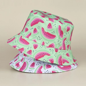 Détail de bobs réversibles en coton avec des motifs tropicaux de pastèque éclatants