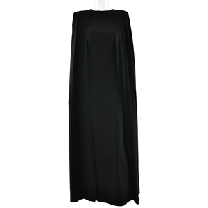 Elegante abito lungo nero senza maniche plissettato con design a mantella