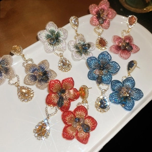 Macro di orecchini a fiori ricamati colorati con pendenti a goccia di cristallo