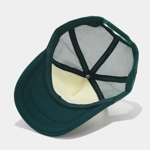Froschperspektive einer dunkelgrünen Trucker Cap mit Netzrücken und verstellbarem Verschluss