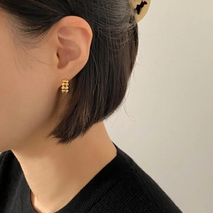 Minimalistische 925er Sterling Silber Perlen-Ohrringe in Gold am Modell getragen
