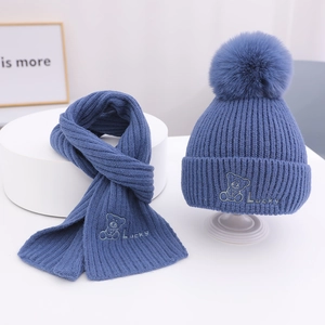 Detail der Strickstruktur und Bärenstickerei auf dem Kinder-Winterset aus Mütze und Schal