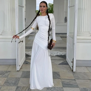 Detailansicht weißes Langarm-Plissee-Kleid mit elegantem Rundhalsausschnitt und Raffung