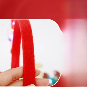 Détail d'un serre-tête de Noël en feutre rouge avec lumières LED et bandeau élastique