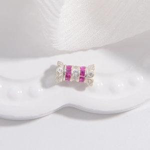 Vue macro d'un charm cylindre en argent S925 avec oxydes de zirconium roses et blancs