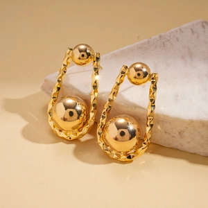Pendientes en U bañados en oro 18K con textura martillada y bolas de metal pulido
