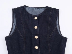 Détails du gilet en jean bleu foncé avec boutons dorés et surpiqûres jaunes contrastées