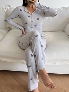 Détail d'un pyjama gris doux avec imprimé cœur, col à revers et fermeture boutonnée