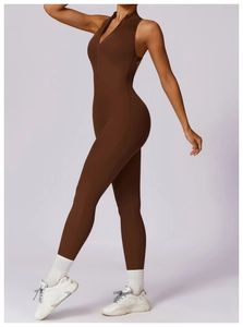 Vue détaillée d'un body de yoga marron élastique avec décolleté zippé et coupe moulante