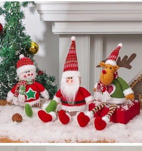 Trois figurines de Noël en peluche : Père Noël, bonhomme de neige et renne dans un décor de neige