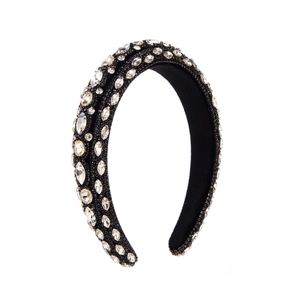 Détail du serre-tête baroque rembourré orné de strass brillants sur velours noir