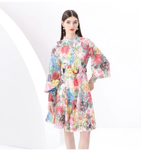 Détails de broderie florale vintage et col montant en dentelle sur robe courte