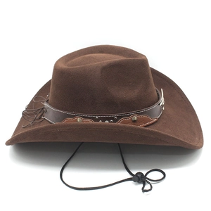 Dettaglio cappello cowboy marrone scuro scamosciato con fascia borchiata e cinturino