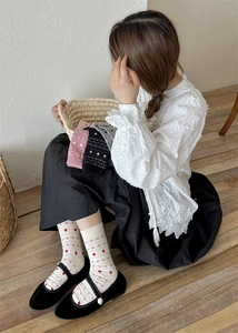 Vue détaillée de chaussettes en tricot avec motifs de cœurs et broderies de style coréen