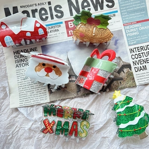 Detail von sechs festlichen Weihnachts-Haarklammern mit Weihnachtsmann, Glocken und Bäumen