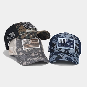 Drei digitale Camouflage-Baseballkappen mit Mesh-Einsätzen und USA-Flaggen-Patches