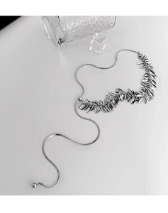 Makroaufnahme der silbernen Halskette mit Blattanfassel und eleganter Schlangenkette