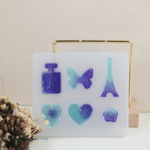 Moule en silicone pour résine avec tour Eiffel et cœurs pour bijoux artisanaux