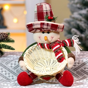 Weihnachts-Schneemann-Süßigkeitenkorb mit rot-weißen Strickdetails für festliche Deko