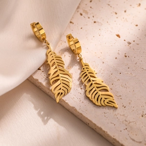 Eleganti orecchini pendenti a forma di piuma in acciaio al titanio dorato da donna