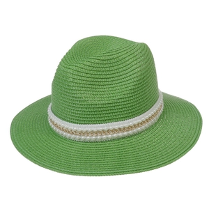 Détail d'un chapeau Panama en paille verte avec ruban décoratif en perles et chaîne dorée