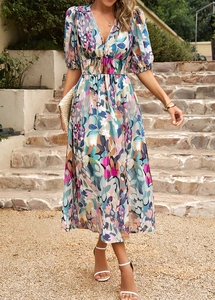 Détail de la robe midi fleurie à col en V avec taille élastique et imprimé bohème léger