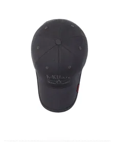 Vue de dessus détaillée d'une casquette gris foncé avec broderie de marque A-KURTZ