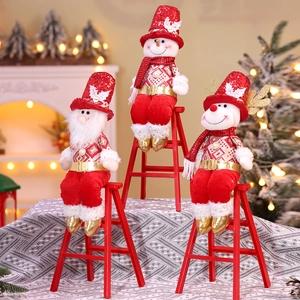 3er-Set Weihnachts-Plüschfiguren mit Weihnachtsmann, Schneemann und Rentier auf der Treppe