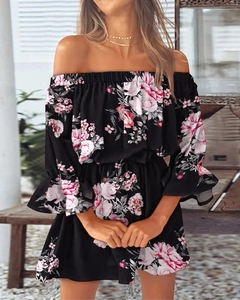 Detail van off-shoulder bloemenjurk met ruches aan de mouwen en elastische halslijn