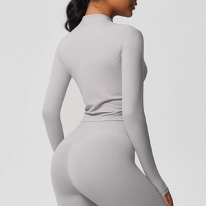 Veste de sport grise ajustée avec col montant et détails de coutures athlétiques