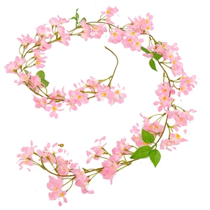 Guirnalda de flores de cerezo artificiales con flores rosas y hojas verdes sobre fondo blanco