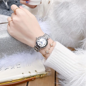 Coffret montre argentée élégante avec chiffres romains et bracelet étoile doré