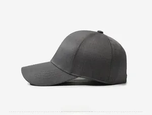 Détail de la casquette de baseball gris foncé montrant le sergé fin et le logo YS métal