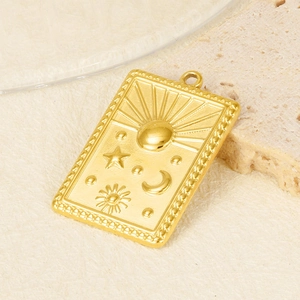 Gros plan détaillé du pendentif rectangulaire soleil et lune plaqué or 18k à bord perlé