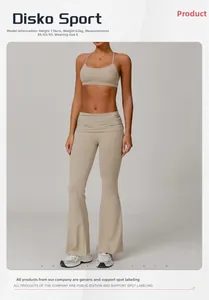 Vue détaillée du soutien-gorge de sport beige et du pantalon de yoga évasé