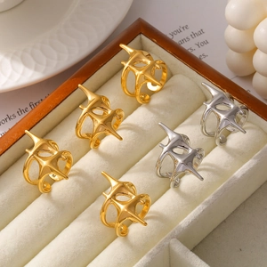 Irregular fluid-shaped rings in gold and silver finish with high metallic luster