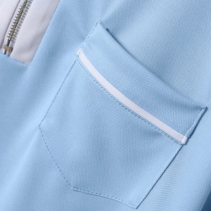 Detail eines hellblauen Golf-Poloshirts mit Piqué-Struktur, Tasche mit weißem Rand und Zipper