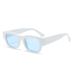 Lunettes de soleil rétro à monture blanche et verres bleu clair sous un angle de 45°
