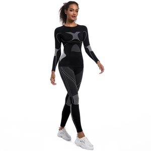 Détail d'un ensemble de sport sans couture haute élasticité avec motifs géométriques gris