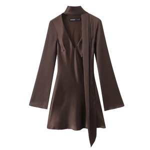 Dunkelbraunes Satin-Minikleid mit langen Ärmeln, tiefem V-Ausschnitt und Schalkragen