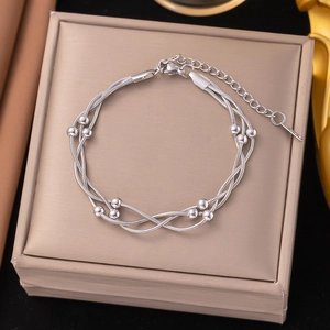 Elegantes mehrsträngiges silbernes Schlangenarmband mit polierten Metallperlen und Karabiner