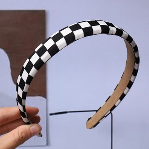 Detail of checkered headband with black and white pattern and soft sponge padding