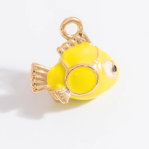 Vue détaillée d'un pendentif poisson 3D jaune vif avec des nageoires en métal doré