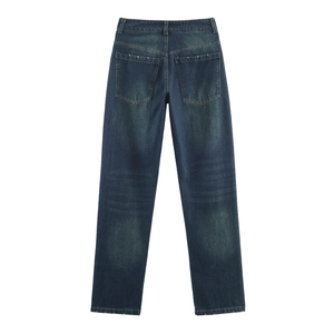 Vue arrière détaillée d'un jean en denim bleu foncé avec lavage classique et coutures